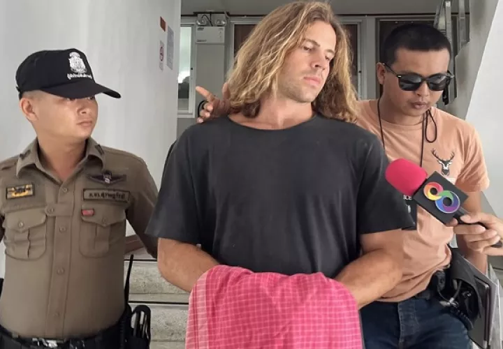 El español Daniel Sancho, escoltado por policías tailandeses desde la comisaría de Koh Phangan hasta el tribunal de Koh Samui.