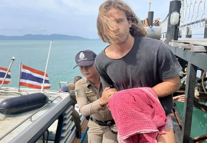 Un policía tailandés escoltaba a Daniel Sancho en su traslado a la isla de Koh Samui para pasar a disposición judicial el pasado lunes. Foto: EFE