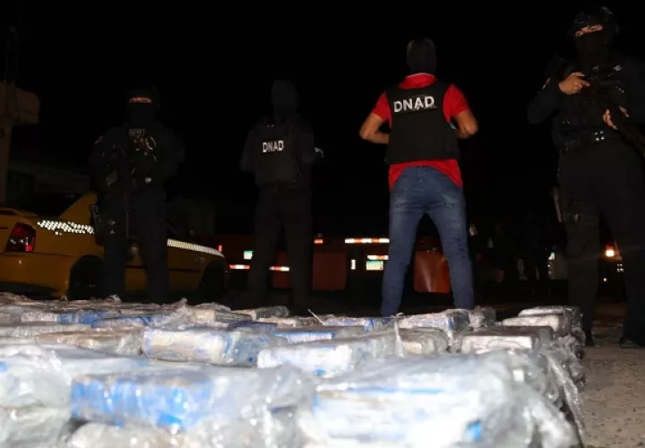 Las autoridades incautaron siete sacos que presuntamente contenían sustancias ilícitas. Foto: Cortesía/Policía Nacional
