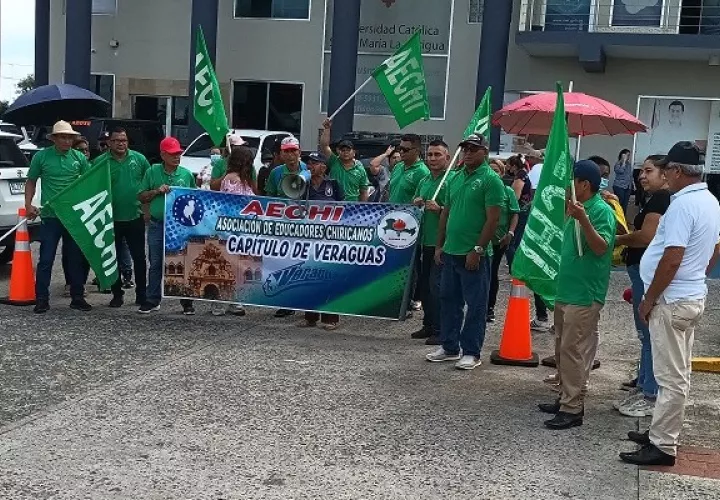 Los docentes en la sede regional del MEF en la ciudad de Santiago. Foto: Melquiades Vásquez