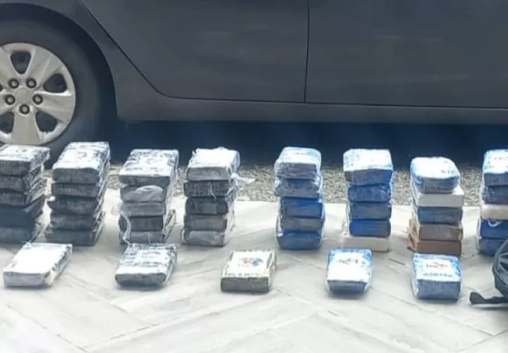Un total de 45 paquetes de droga llevaba la funcionaria en el vehículo. Foto: DIomedes Sänchez 
