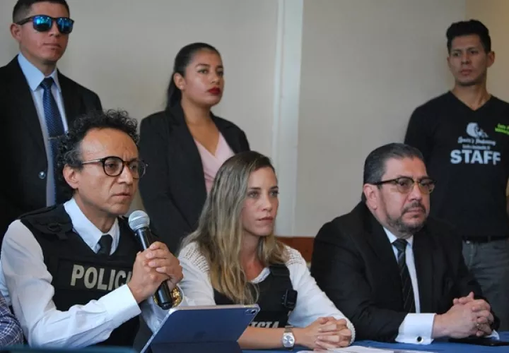 El nuevo candidato, Christian Zurita, ofrece una rueda de prensa en Guayaquil. Foto: EFE/ Fernando Gimeno