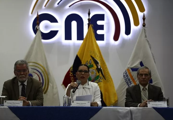 Imagen de archivo de la presidenta del Consejo Nacional Electoral, Diana Atamaint (c) en Quito (Ecuador). Foto: EFE/ José Jácome