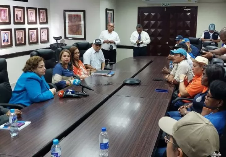 Autoridades se reunieron el pasado viernes con docentes de varios gremios. Foto: Cortesía Meduca