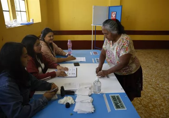 Una persona acude a votar para la segunda vuelta de las elecciones presidenciales hoy, en Ciudad de Guatemala.