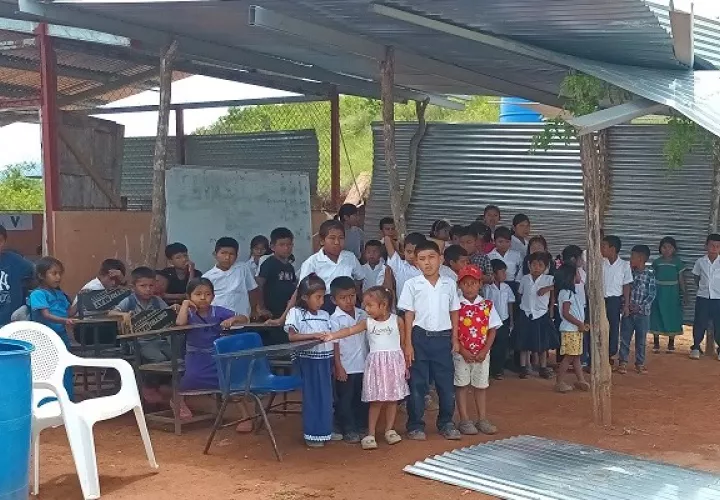 Un fuerte viento destruyó literalmente el techo de la escuela quedando los estudiantes a la intemperie. Foto: Melquiades Vásquez