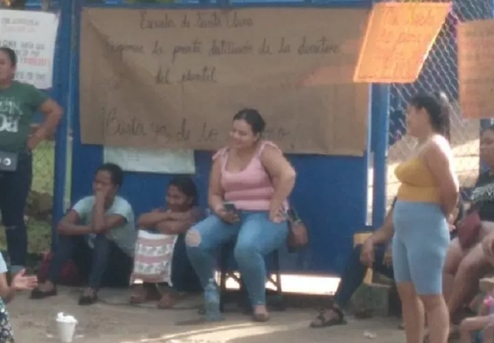  Acudientes indicaron que persistirán en la solicitud de separar del cargo a la directora titular. Foto: Eric A. Montenegro