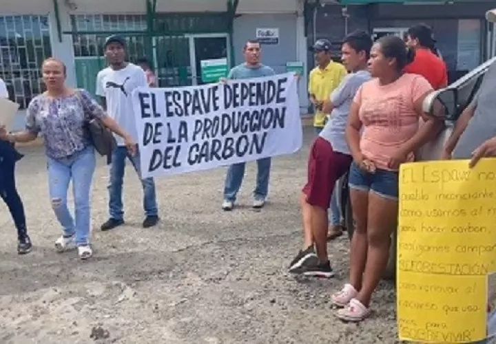 Carboneros ante la sede regional de MiAmbiente en Panamá Oeste. Foto: Eric A. Montenegro