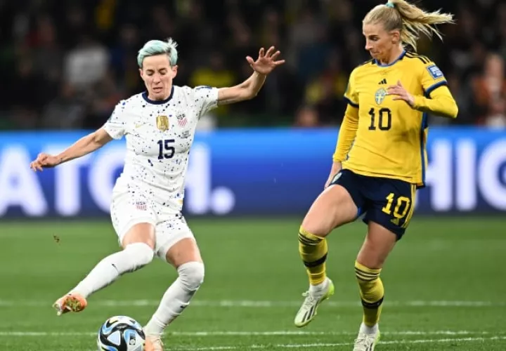 Megan Rapinoe  de Estados Unidos es marcado por Sofia Jakobsson de Suecia. Foto: EFE