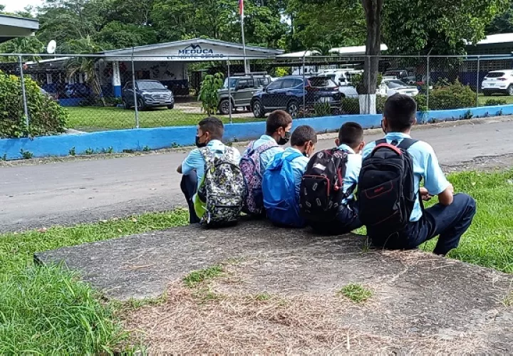 Esta iniciativa es desarrollada por el Meduca en todos los centros escolares del país, en los cuales se han entrenado a 450 estudiantes para la aplicación de la guía ‘Si la vida’. Foto. Eric Montenegro