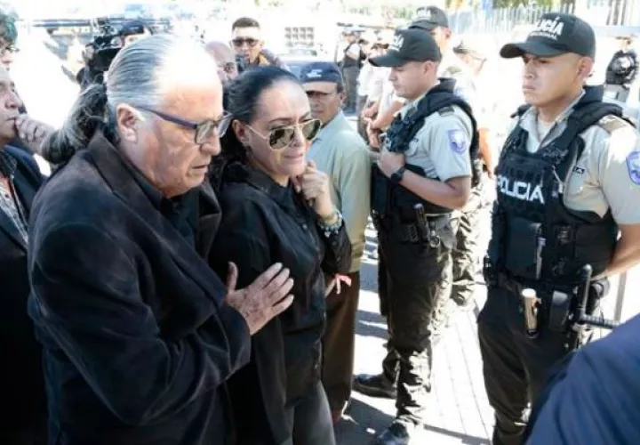 Familiares del candidato presidencial Fernando Villavicencio llegan a la morgue del Servicio Nacional de Ciencias Forenses. Foto: EFE