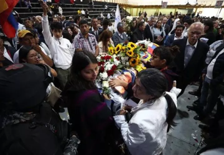 Allegados rodean el féretro del candidato Fernando Villavicencio, durante un velatorio público. Foto: EFE