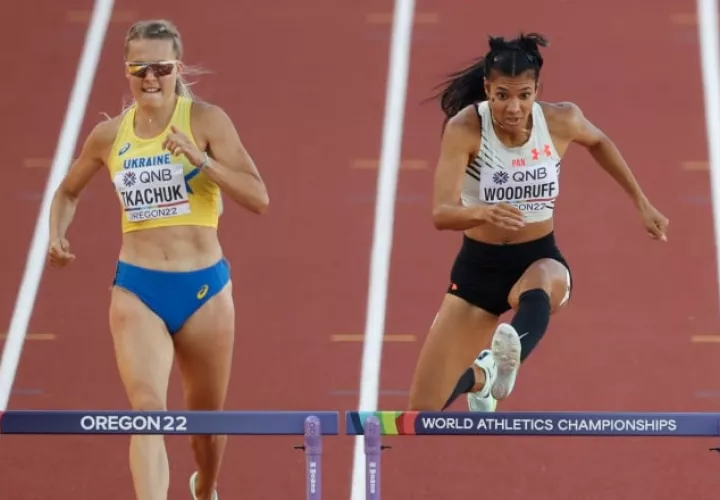 Gianna  Woodruff  (der.) correrá en los 400 metros con vallas. Foto: EFE