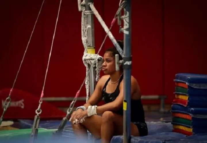 La gimnasta panameña Karla Navas participa en un entrenamiento en el No Limits Gymnastics Panamá. Foto: EFE