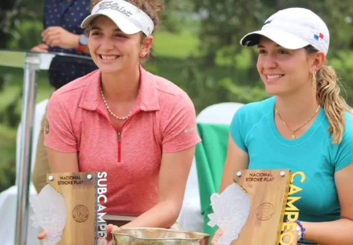 Lua Pousa (der.) muestra el trofeo de campeona en Costa Rica. Foto:@fedegolfcr