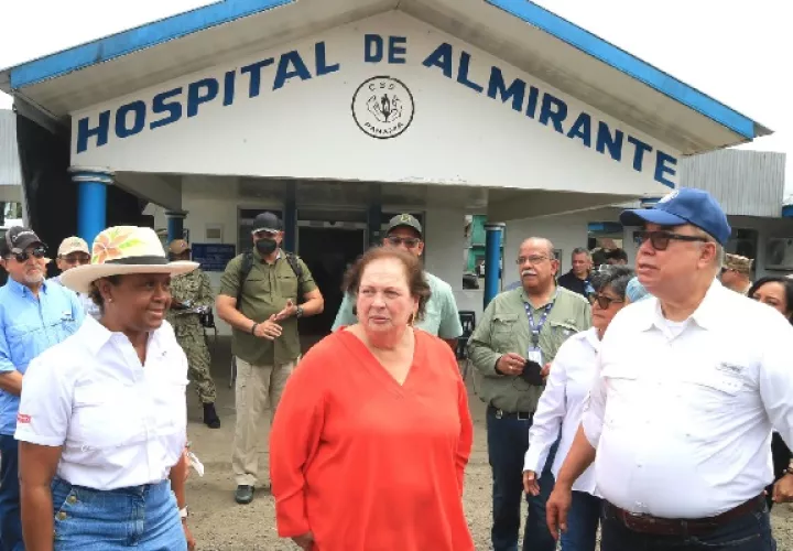 La embajadora de Estados Unidos en Panamá, Maricarme Aponte, junto a Enrique Lau supevisan el avance del hospital de Almirante. Foto. Cortesía CSS