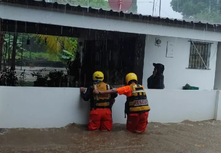 Personal de Sinaproc y Cruz Roja estuvo en Las Margaritas, donde hubo inundaciones. Foto: Cortesía Sinaproc