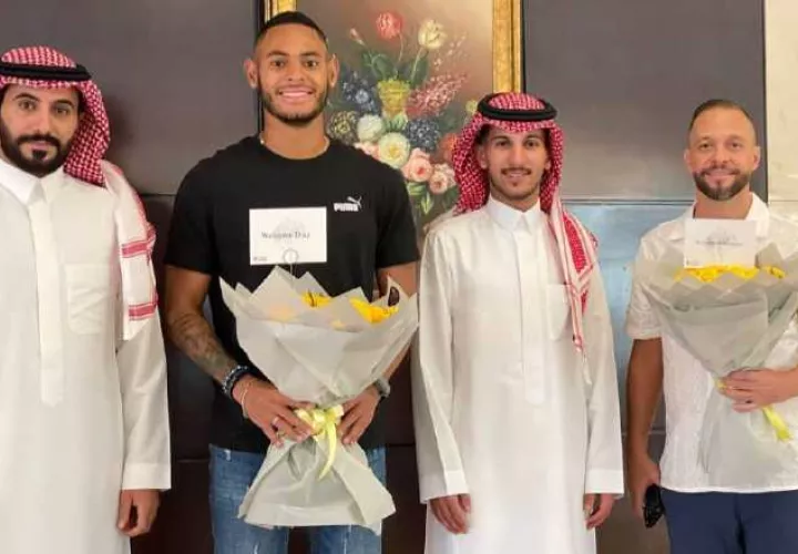 Ismael Díaz (cent.) no pudo firmar en Arabia Saudita. Foto: Twitter