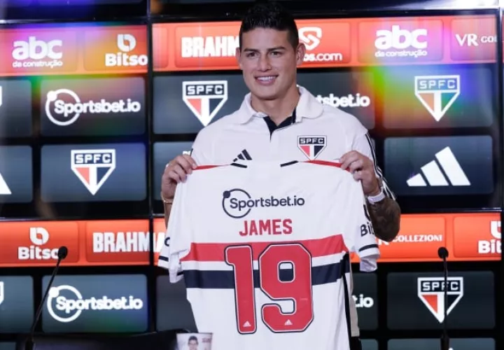 James Rodríguez sostiene la camiseta del Sao Paulo. Foto: EFE 