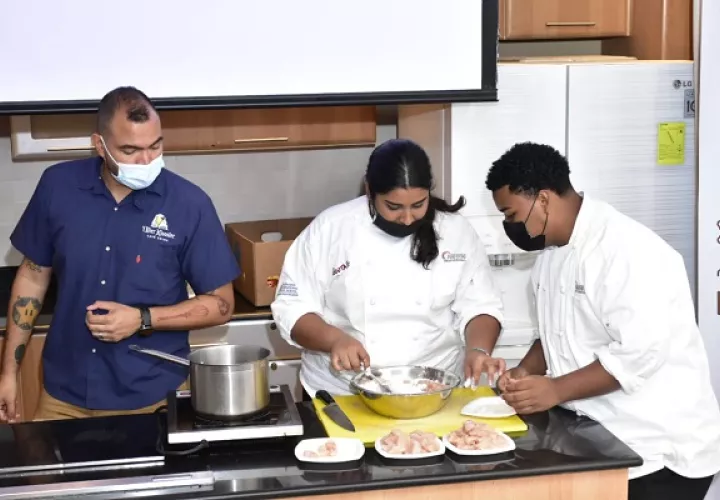 Jóvenes tienen la oportunidad de reforzar sus aprendizajes en gastronomía. Foto: Cortesía