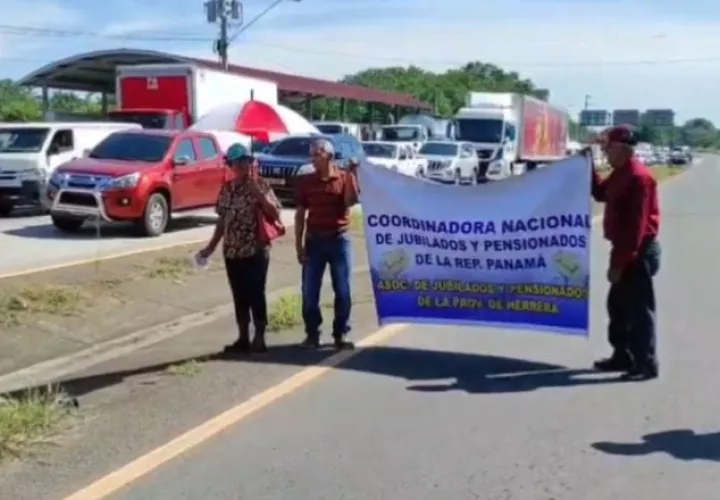 Jubilados y pensionados de varias provincias cerraron la vía Interamericana en Divisa.
