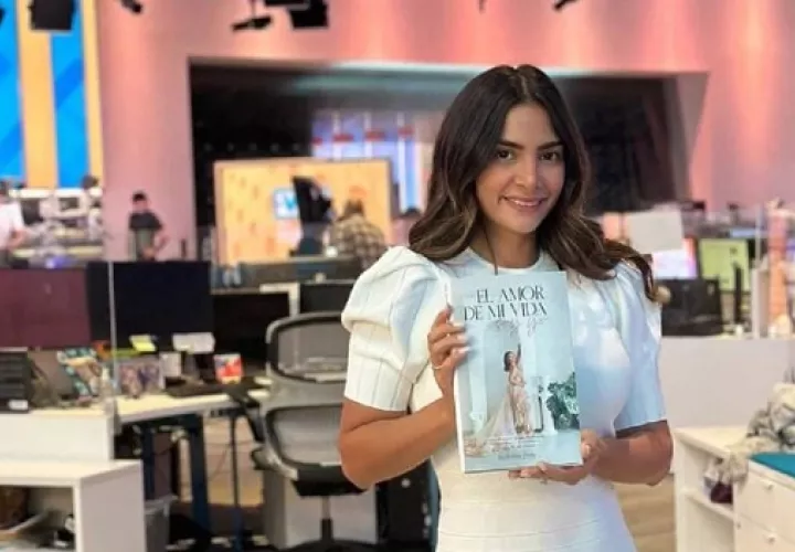 Katherine Pérez posa con libro. Foto: Instagram / @bykatherineperez