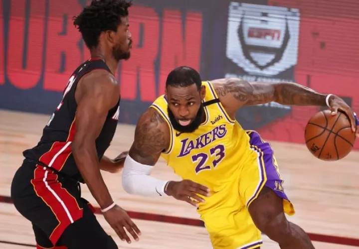 Los Lakers liderados por LeBron James (der.) debutarán en la temporada contra los Denver. Foto: EFE