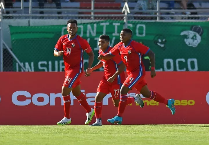 Kahiser Lenis (9) festeja uno de sus goles contra Bolivia. Foto: EFE