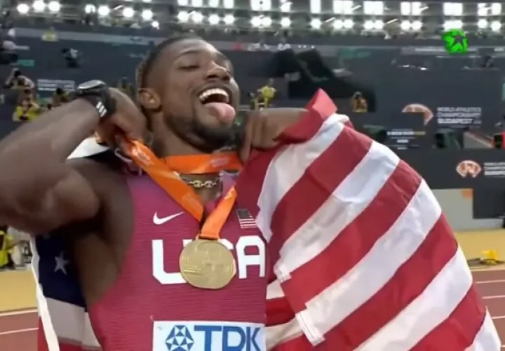 Lyles presume su medalla de oro, ganada en los 100 metros masculino del mundial de Budapest. Foto: Internet