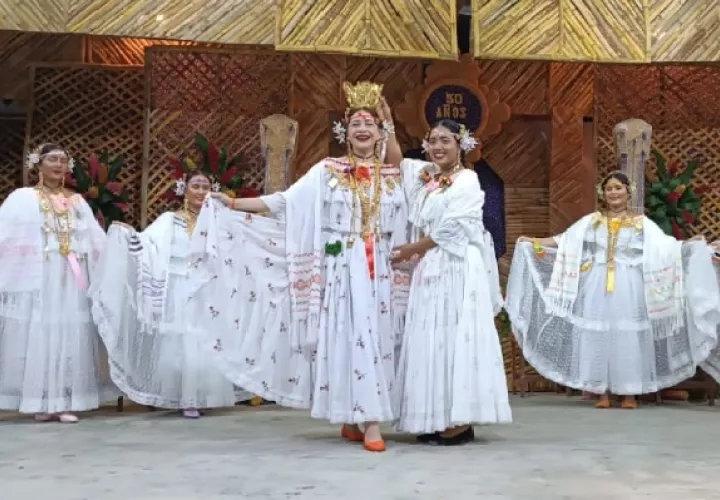 Con la coronación de la reina dorada del festival nacional del Manito, Ericka González, inició un ciclo de actividades culturales y festivas. Foto. Thays Domínguez