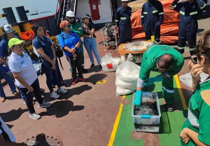 Representantes de las organizaciones ambientalistas conocieron la técnica para atacar derrames de combustibles en el mar. Foto: Cortesía Arpa