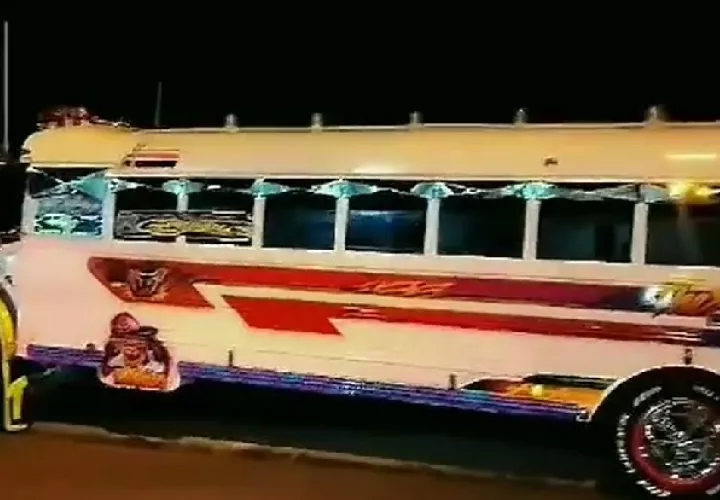 Diablo Rojo en el que se transportaban 32 menores y adultos consumiendo bebidas alcohólicas. Foto: Internet