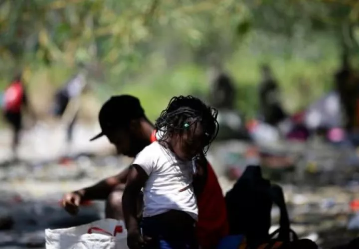 Adultos y niños migrantes descansan en la selva. Foto: EFE