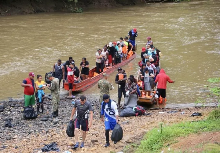Los migrantes se exponen a situaciones que ponen en riesgo su vida al cruzar el Tapón de Darién, como robos, violaciones y asesinatos. Foto: Cortesía Migración