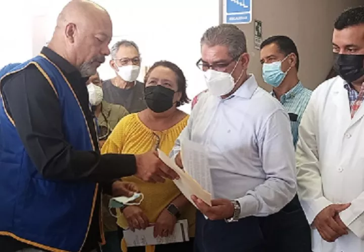 El ministro Sucre también recorrió el área de lavandería del hospital. Foto: Eric A. Montenegro