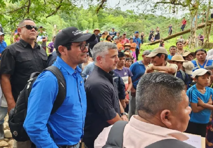 El pasado 2 de agosto, el equipo de CONComarcas, llevó a cabo una gira de trabajo en Chorchita, con el objetivo de llevar respuestas a la comunidad para la construcción del puente peatonal que los habitantes necesitan. Foto. Cortesía. MOP