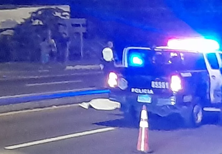Al lugar acudieron las unidades del Tránsito, quienes custodiaron la escena del accidente. Foto: José Vásquez