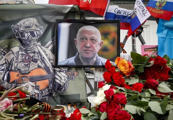 Un retrato del jefe de PMC Wagner, Yevgeny Prigozhin, en un monumento informal a él en Moscú. Foto: EFE