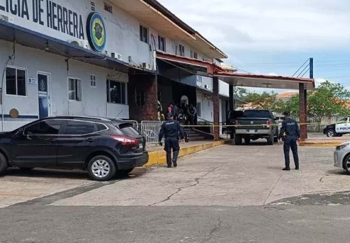 La entrada al cuartel policial de Chitré, fue acordonada, tras la inesperada llegada del auto con el cadáver. Foto: Thays Domínguez