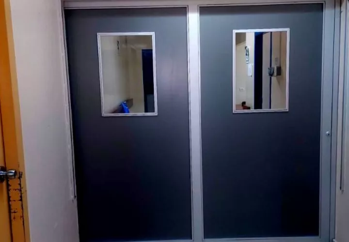 El reemplazo de la puerta principal de acceso al salón de operaciones. Foto: Cortesía