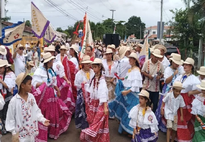 Participaron las delegaciones de las comunidades, encabezadas por estudiantes, docentes y padres de familia de los centros educativos de los ocho corregimientos del distrito de Ocú. Foto. Thays Domínguez
