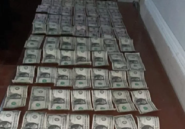 En otro operativo en el corregimiento de Barrio Colón, fue capturado un individuo, el cual portaba dinero en efectivo, sobres con sustancia ilícita y una pesa digital. Foto. Eric Montenegro