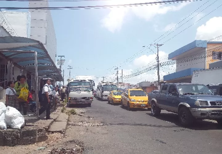 En puntos como el parque Tomás Martín Feuillet, los pasajeros optan por bajar de los autobuses prácticamente en la calle. Foto. Eric Montenegro