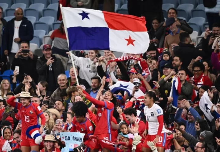 Lineth  Cedeño com la bandera y otras jugadoras de Panamá con la afición. Foto: EFE