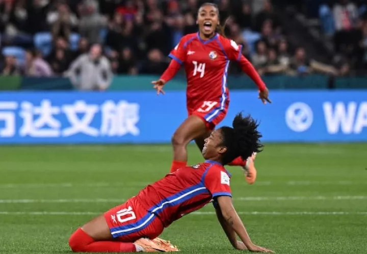 Marta Cox, festeja su gol  de tiro libre contra Francia. Foto: EFE 