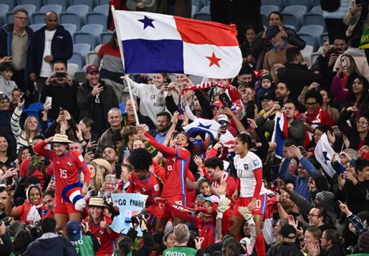 Jugadoras de Panamá comparten con su afición, luego de partido contra Francia.