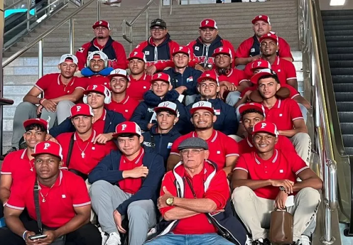 Selección de Panamá U-18, minutos antes de salir del Aeropuerto de Tocumen, rumbo a Taiwán. Foto: Fedebeis.