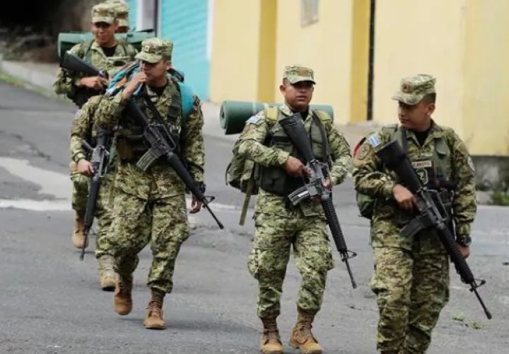 Soldados realizan vigilancia hoy, en Cabañas (El Salvador). Foto: EFE