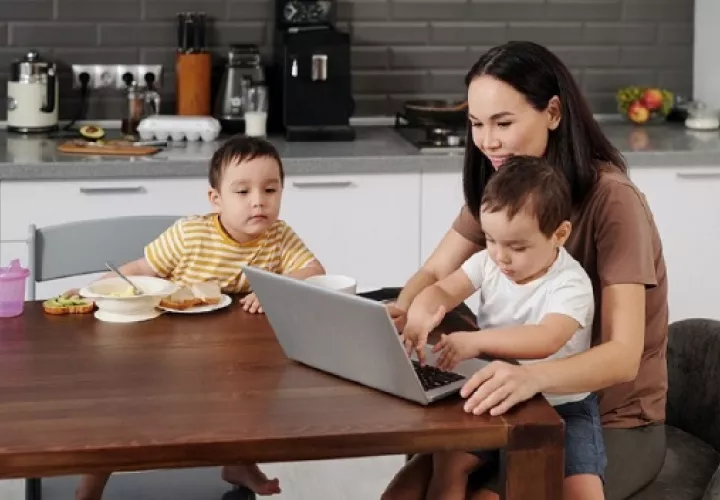 Es importante limitar el uso de pantallas durante las comidas. Foto: Ilustrativa / Pexels