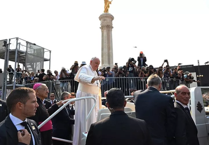 El papa a su llegada al santuario de Fátima. Foto: EFE